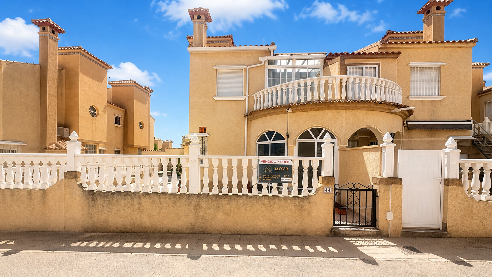 Two-bedroom townhouse in Playa Flamenca, Orihuela Costa, with a MOVR Vendido / Sold board outside
