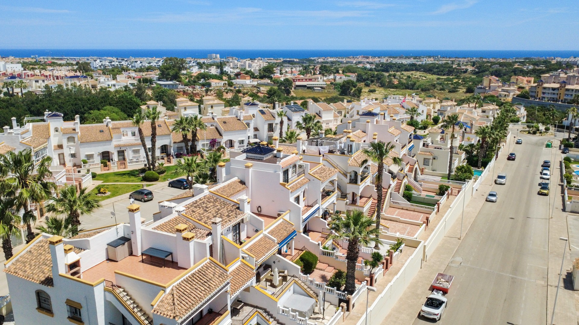 Vista del entorno de Los Dolses con la costa al fondo