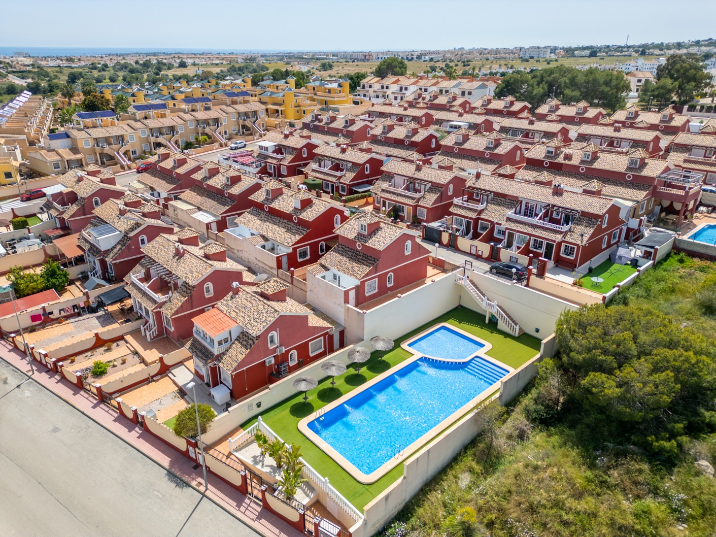 Vista aérea de la costa de Costa Blanca a la hora dorada