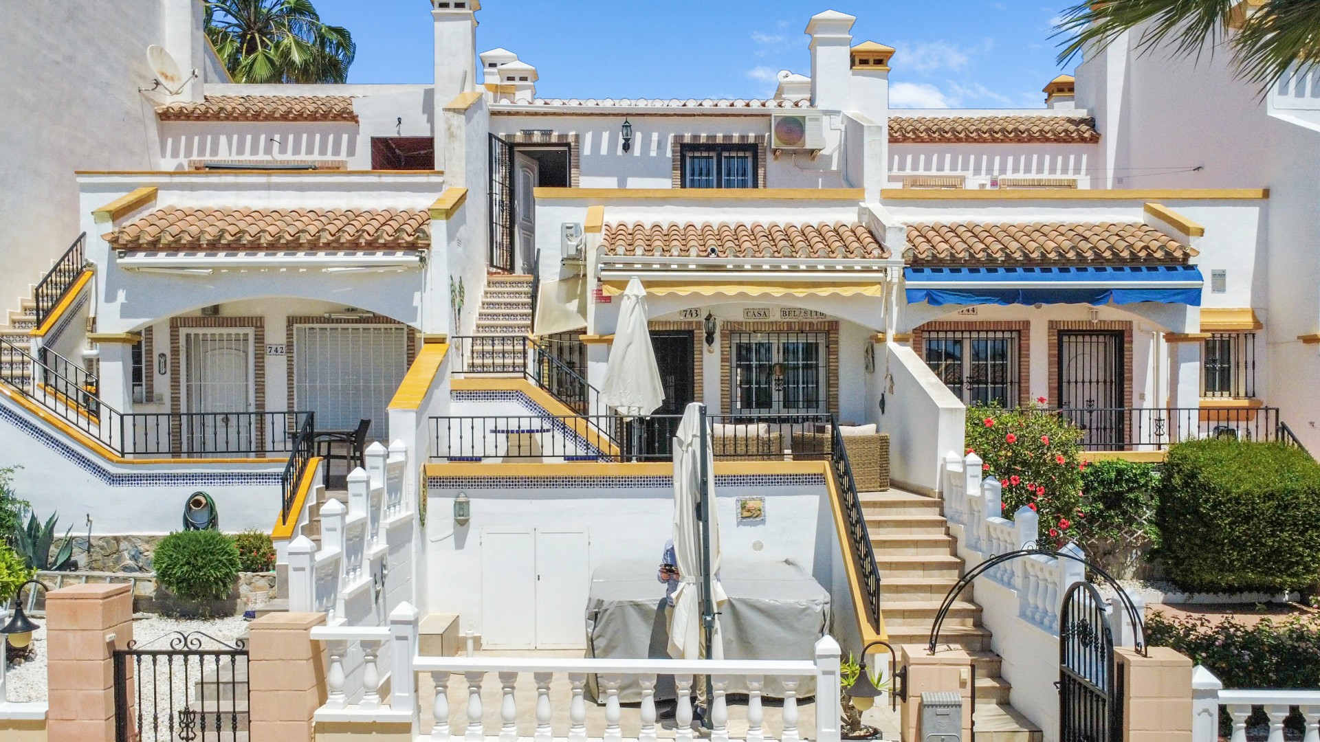 Fachada y entrada del townhouse — Los Dolses