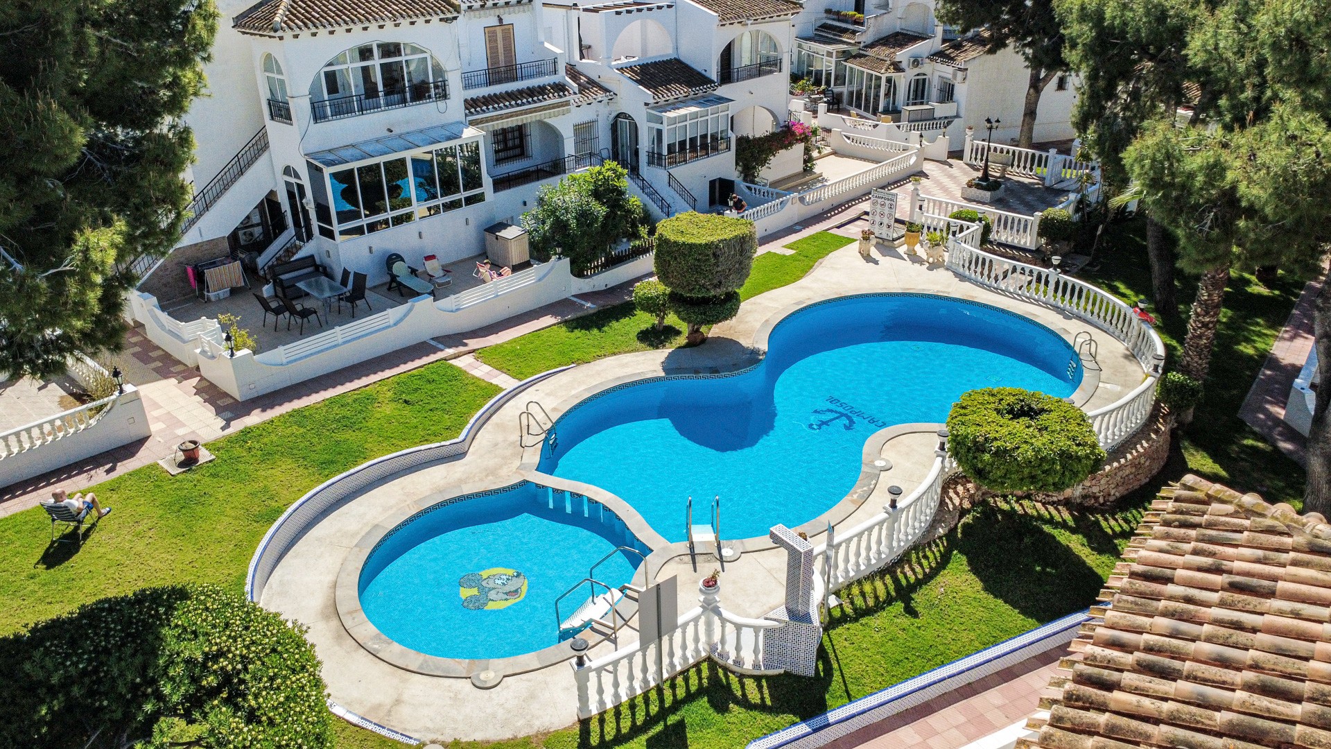 Fotografía arquitectónica de una piscina mediterránea al amanecer
